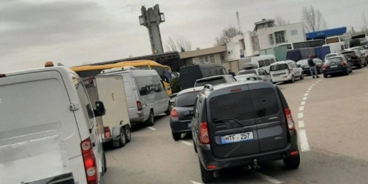 Atenție, călători! În două puncte de trecere din țară se circulă dificil