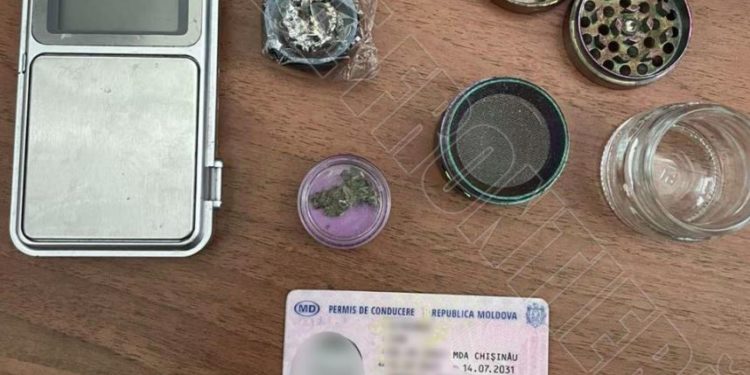 Acte falsificate și substanță suspectă, depistate la controlul de frontieră