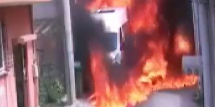 Momentul în care un avion de mici dimensiuni se prăbușește peste un cartier rezidențial din Turcia