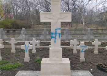 Un cimitir din Fălești a fost vandalizat. Pe crucile eroilor necunoscuți au apărut inscripțiile “Z” și “V” | FOTO