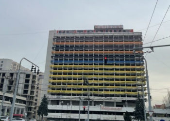 Clădirea fostului hotel „Național” a fost revopsită de două ori într-o singură zi. Reacția polițiștilor și a chișinăuienilor | VIDEO