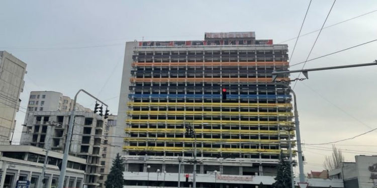 Clădirea fostului hotel „Național” a fost revopsită de două ori într-o singură zi. Reacția polițiștilor și a chișinăuienilor | VIDEO