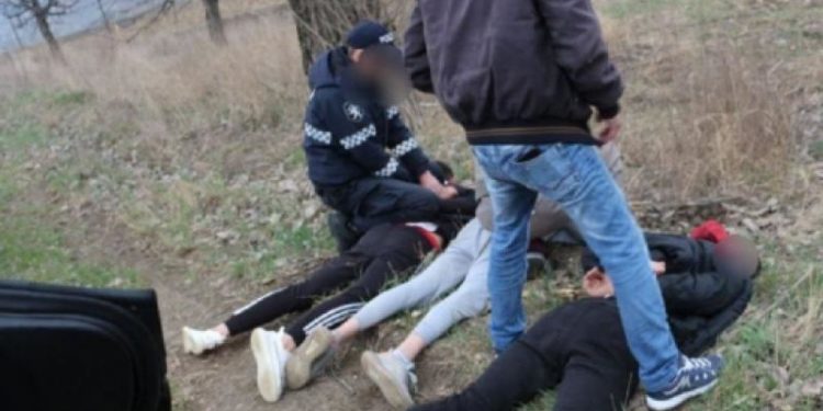 Au furat dintr-o casă din Hîncești mai multe bunuri, printre care haine și încălțăminte: Trei tineri, reținuți pentru 72 de ore