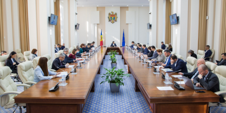 Moldova va stoca alți peste 3 milioane m3 de gaze în România, iar 300 mil. lei, destinați drumurilor, trec la cheltuieli sociale: Ce decizii a mai luat CSE