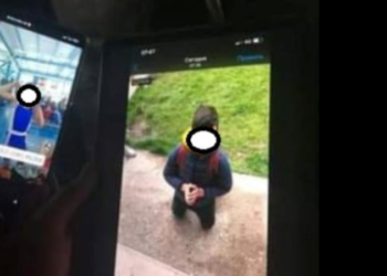 „Un conflict mai vechi între trei copii”. Părinții care au impus un copil să-și ceară scuze în genunchi de la fiul lor au fost sancționați