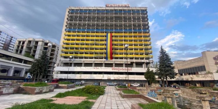 Hotelul Național și-a „înnoit” din nou fațada: După steagul Ucrainei și panglica Sf. Gheorghe, pe clădire a apărut un tricolor imens