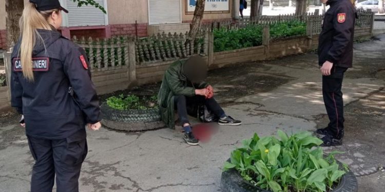 Un bărbat, bătut de un tânăr în plină stradă și lăsat însângerat. Agresorul, reținut