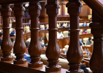 Vor fi mai puțini șefi. Secretariatul Parlamentului reduce numărul funcţiilor de conducere