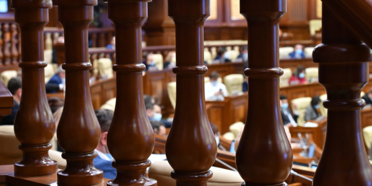 Vor fi mai puțini șefi. Secretariatul Parlamentului reduce numărul funcţiilor de conducere