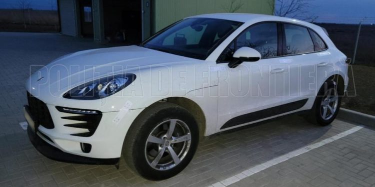 O ucraineancă a trecut frontiera moldovenească ca pieton după ce s-a aflat că Porsche-ul ei era căutat pe INTERPOL