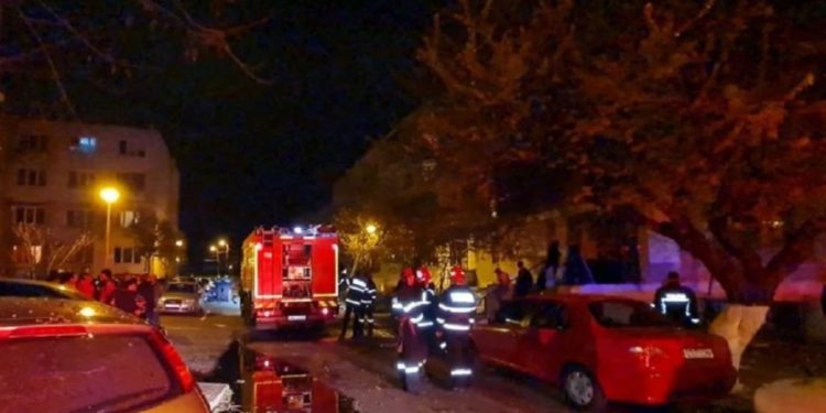 Explozie urmată de incendiu, la Constanţa, România: Doi răniţi, 91 persoane evacuate și 26 de locuinţe dintr-un bloc avariate