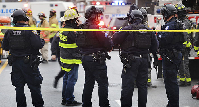 Полиция Нью-Йорка не считает стрельбу в метро терактом