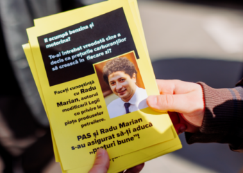 Flash-mob organizat de PP ”ȘOR”: membrii formațiunii au împărțit șoferilor pliante cu imaginea lui Radu Marian, care este unul dintre autorii modificărilor Legii privind piața produselor petroliere | VIDEO