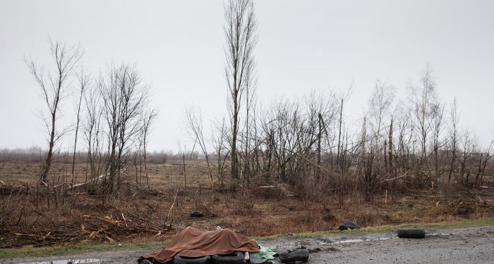 Украинские власти сообщили о братских могилах и десятках тел убитых на улицах Бучи под Киевом