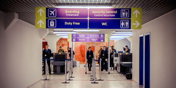 62 900 dolari americani și 32 de bijuterii presupuse a fi din aur, depistate în bagajul unei tinere din Ucraina