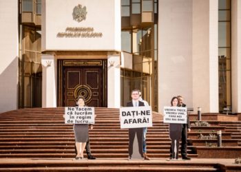 «Vremurile bune promise de PAS nu au venit»: Participanții la flashmob, organizat de PP „ȘOR”, au adus manechine cu chipurile Sandu, Gavrilița și a lui Grosu, cu diferite incripții | VIDEO