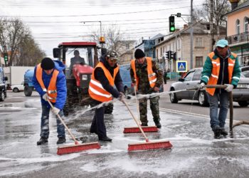 Curățenia de primăvară continuă, la Orhei. Străzile au fost spălate cu șampon și a fost aplicat marcajul rutier