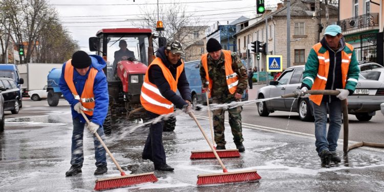 Curățenia de primăvară continuă, la Orhei. Străzile au fost spălate cu șampon și a fost aplicat marcajul rutier