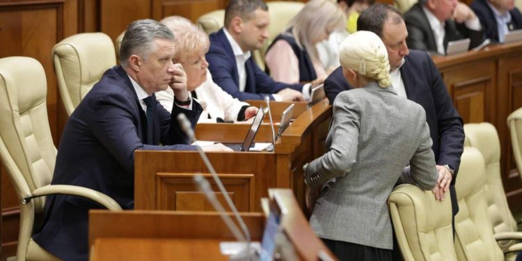 Deputații Partidului „ȘOR” au părăsit sala de ședințe a Parlamentului în semn de protest, deoarece majoritatea PAS a respins propunerea privind compensarea energiei electrice | VIDEO