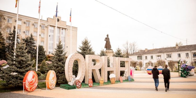 Atmosferă de vis la Orhei! Orașul a fost împânzit cu mii de decorațiuni de sărbătoare, cu ocazia Paștelui!