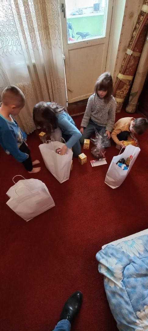 Сдержали слово! Все депутаты Партии «ШОР» передали неимущим пасхальную помощь, полученную от парламента