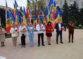 Flashmob cu ocazia Zilei Drapelului de Stat, la Orhei. Locuitorii împreună cu autoritățile locale și raionale au adus un omagiu Tricolorului | VIDEO