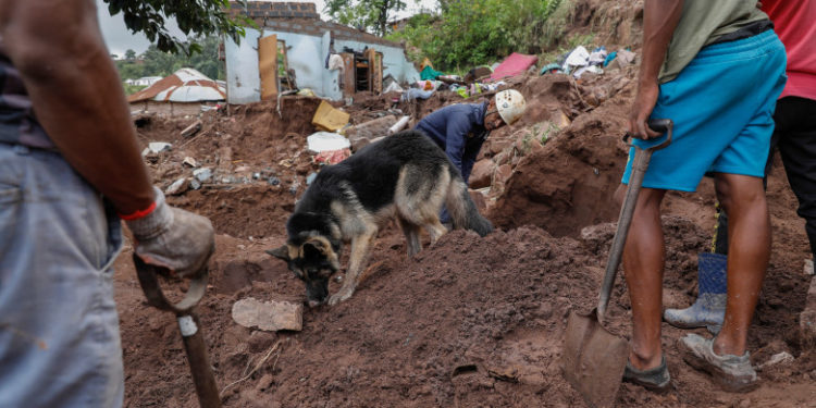 400 de morți în inundațiile istorice din Africa de Sud. Prin mormanele de noroi, oamenii încă își caută rudele: „Săpăm până-i găsim” | FOTO