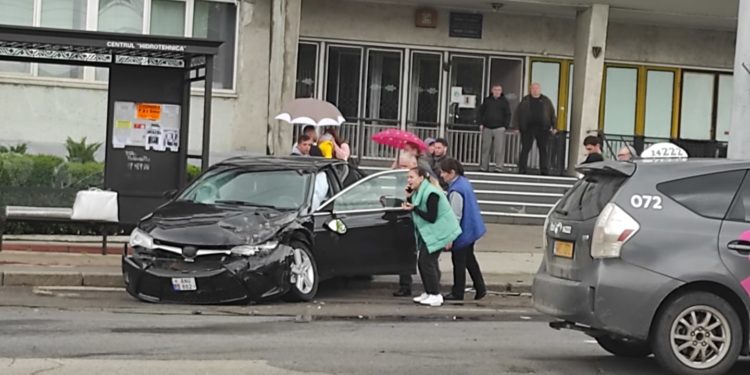 Accident în lanț, cu implicarea a trei mașini, în Chișinău. Doi copii – la spital