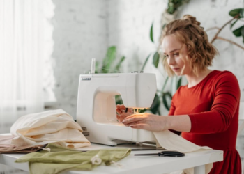 Peste 240 de femei refugiate din Ucraina și-au găsit un loc de muncă în țara noastră. Care sunt cele mai solicitate specialități | VIDEO