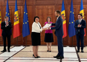 În prezența întregii conduceri ai țării și a ambasadorului UE în Moldova: Cum s-a desfășurat ceremonia de predare a chestionarului de aderare la Uniunea Europeana | VIDEO