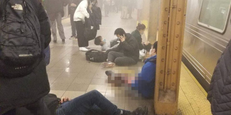 Atac armat la metroul din New York. 13 persoane au fost rănite, iar pistolarul a fugit