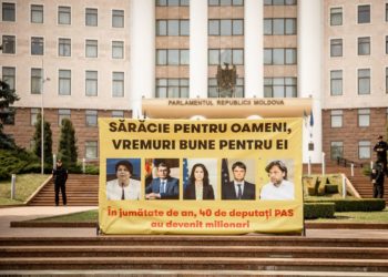 Partidul „ȘOR”, un nou flashmob la Parlament cu sloganul: «Milionarii din PAS ne-au dus de nas» | VIDEO