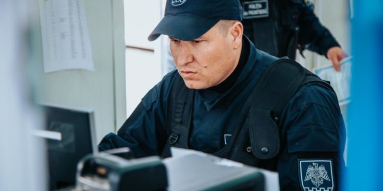 Trei moldoveni, prinși la frontiera Leușeni cu acte falsificate