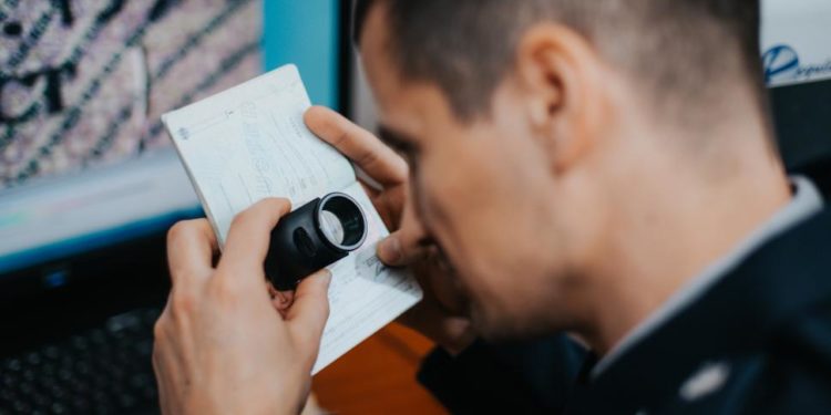 Doi cetățeni ucraineni prinși la Palanca cu permise de conducere falsificate