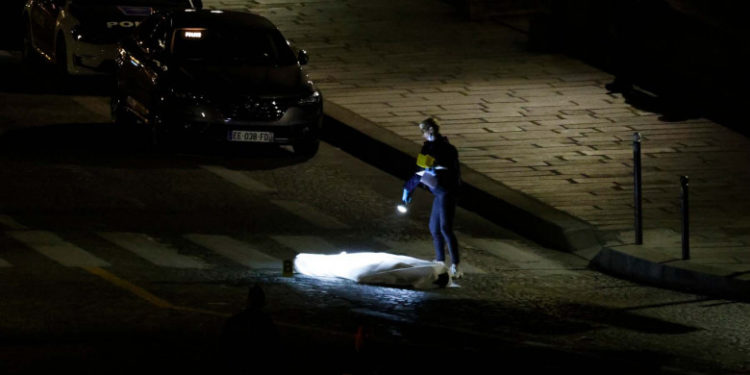 Poliţia a deschis focul asupra unei maşini în centrul Parisului: doi morți, un rănit