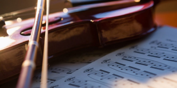 O femeie a găsit o vioară în valoare de 100.000 de euro, aruncată lângă un tomberon din Paris