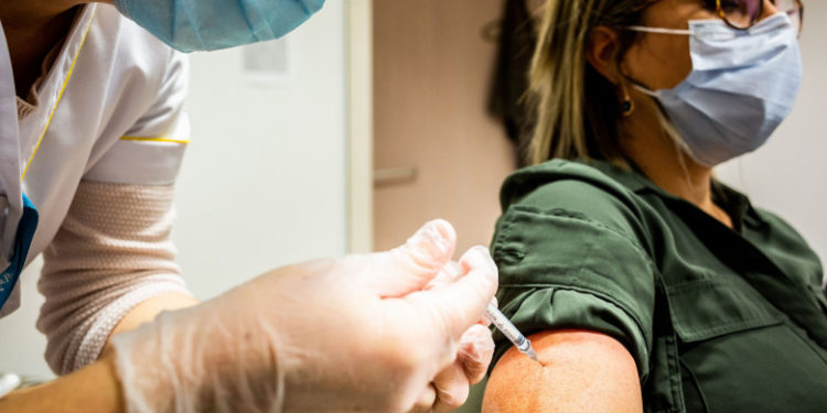 Studiu: Riscul de complicaţii cardiace e „semnificativ mai mare” după infectarea cu COVID, decât după vaccinare