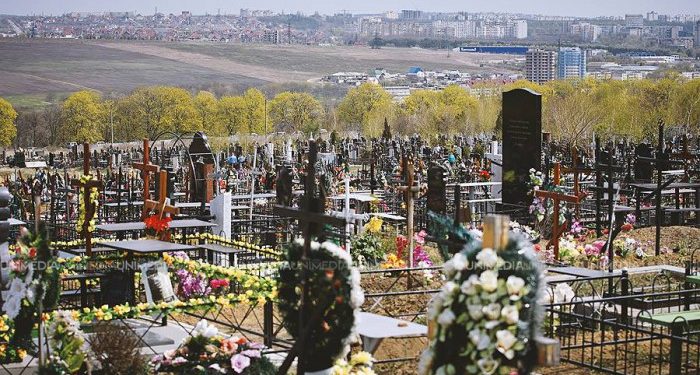 În ajunul sărbătorilor de Paști, unii oamenii au început deja curățenia la Cimitirul Sfântul Lazăr din Chișinău, iar cei care nu reușesc sunt ajutați de muncitorii de la «Servicii Funerare» | VIDEO