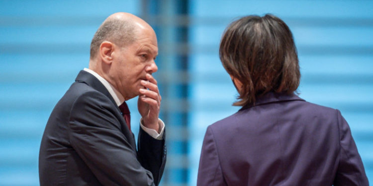 Olaf Scholz a fost avertizat printr-o scrisoare deschisă că livrările de armament greu pentru Ucraina pot provoca un nou război mondial