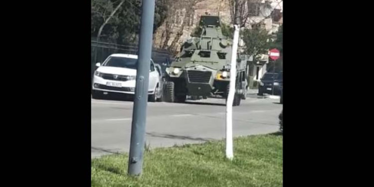 Scenă bizară într-un oraș din România. Un vehicul militar intră în mașinile parcate pe un bulevard. Martori: Se filma un videoclip cu manele | VIDEO