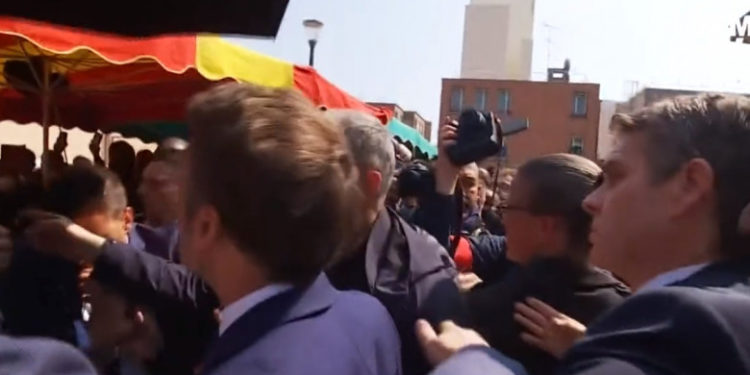 Macron a fost atacat cu roșii la prima ieșire publică după ce a fost reales președinte