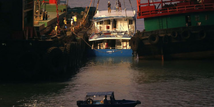 Explozie la bordul unui petrolier în apropiere de Hong Kong. Autorităţile nu au putut stabili dacă există o scurgere de petrol