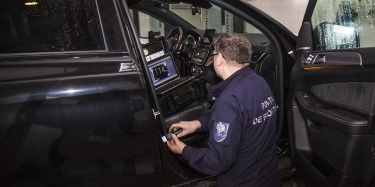 Încălcări la frontieră: Doi șoferi riscă răspundere penală pentru uz de acte falsificate și modificare a caroseriei