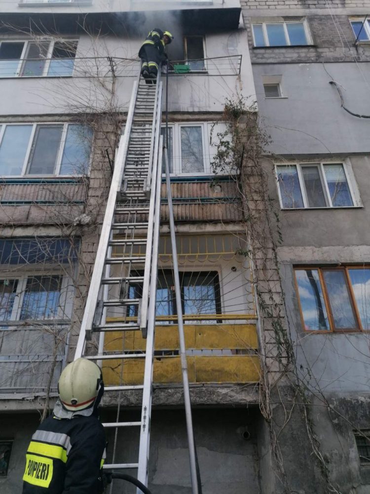 Intervenția pompierilor, la Orhei: Un apartament de la etajul trei a luat foc