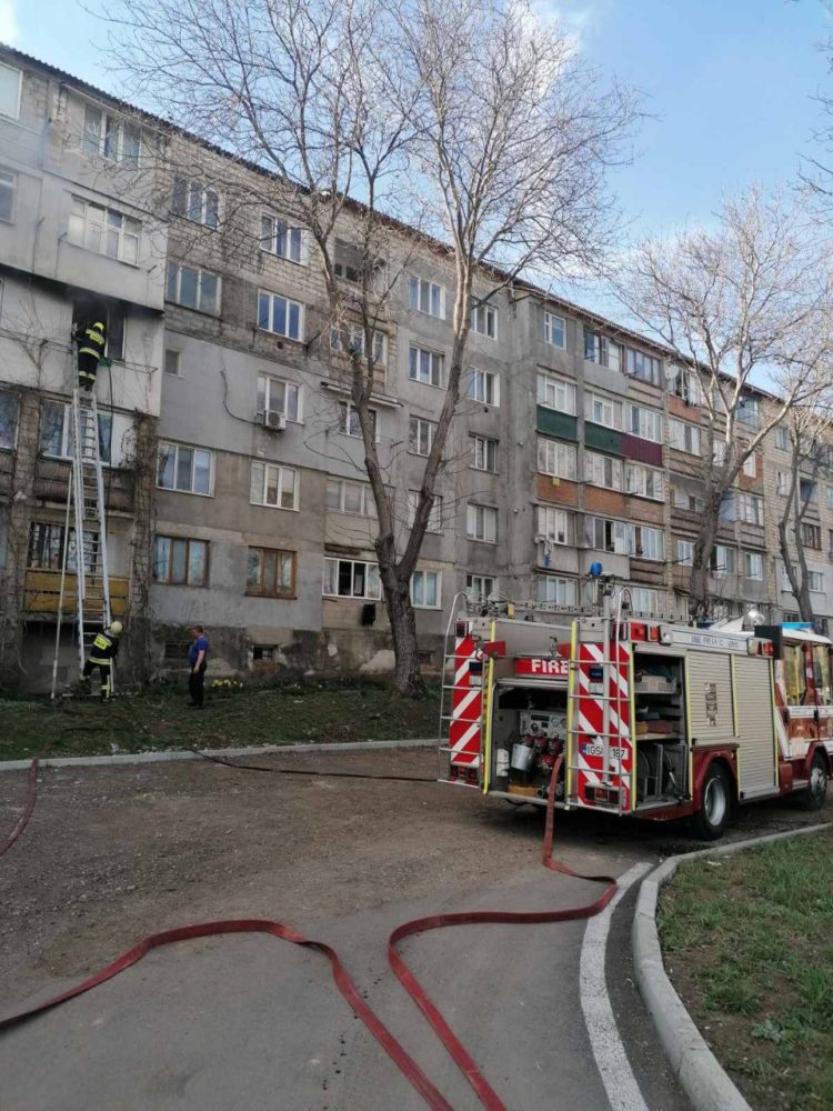 Intervenția pompierilor, la Orhei: Un apartament de la etajul trei a luat foc