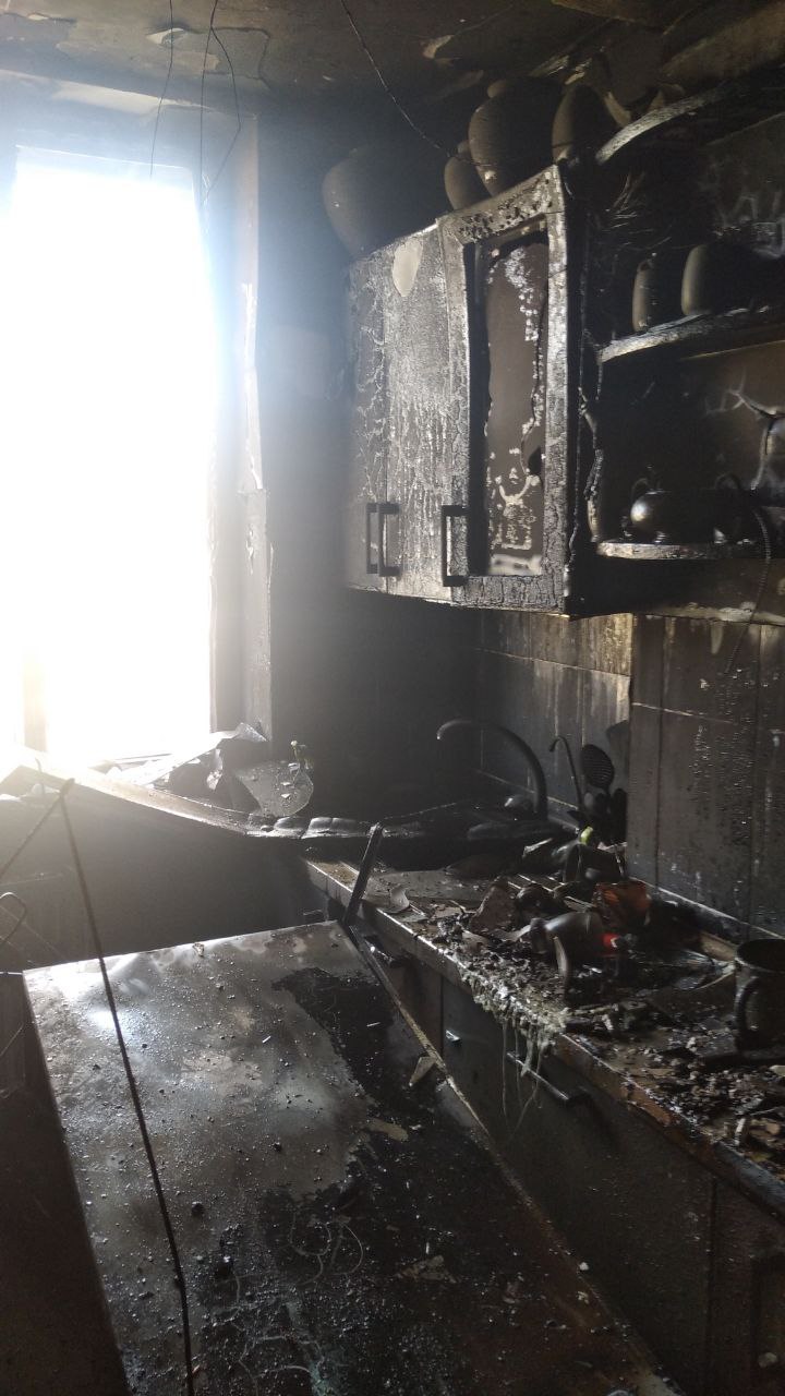 Intervenția pompierilor, la Orhei: Un apartament de la etajul trei a luat foc