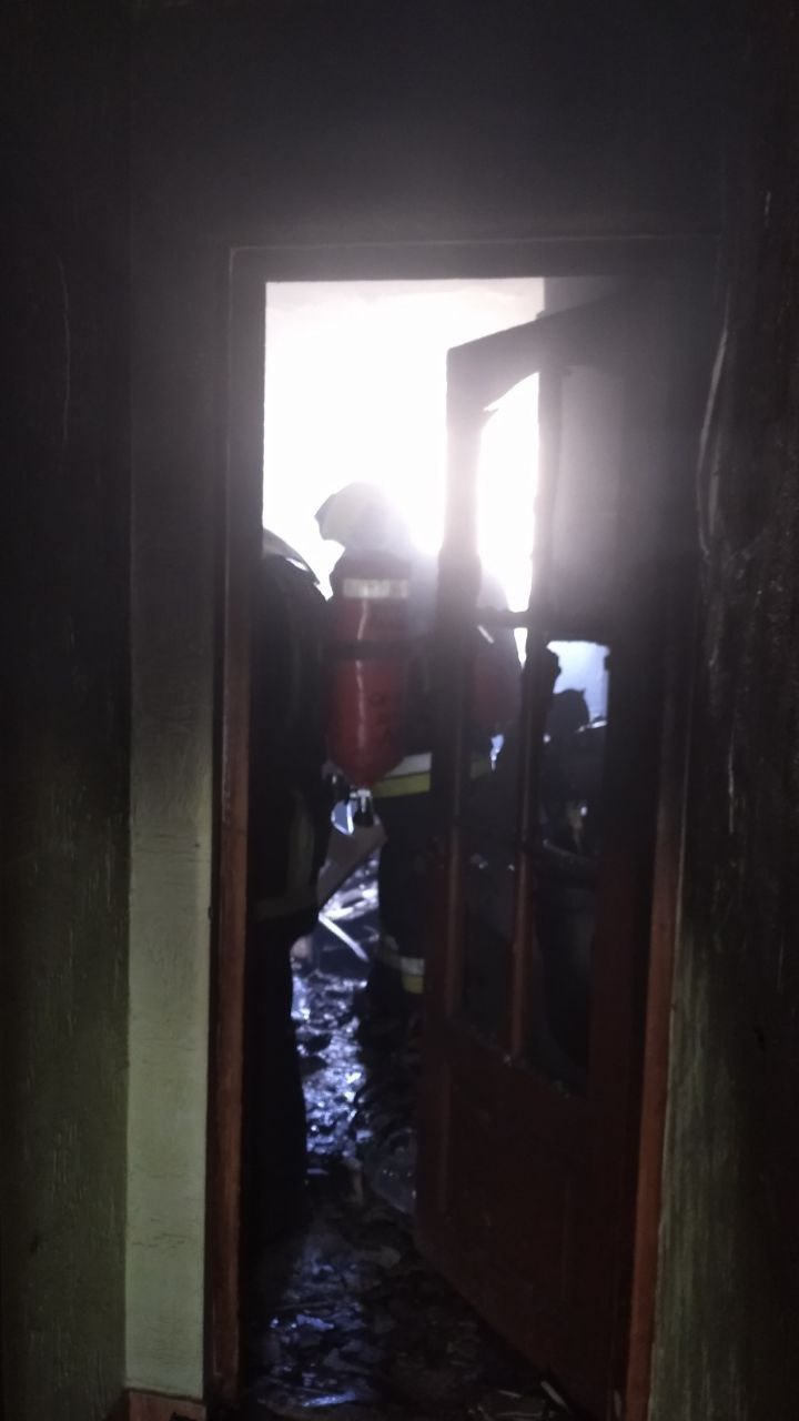 Intervenția pompierilor, la Orhei: Un apartament de la etajul trei a luat foc