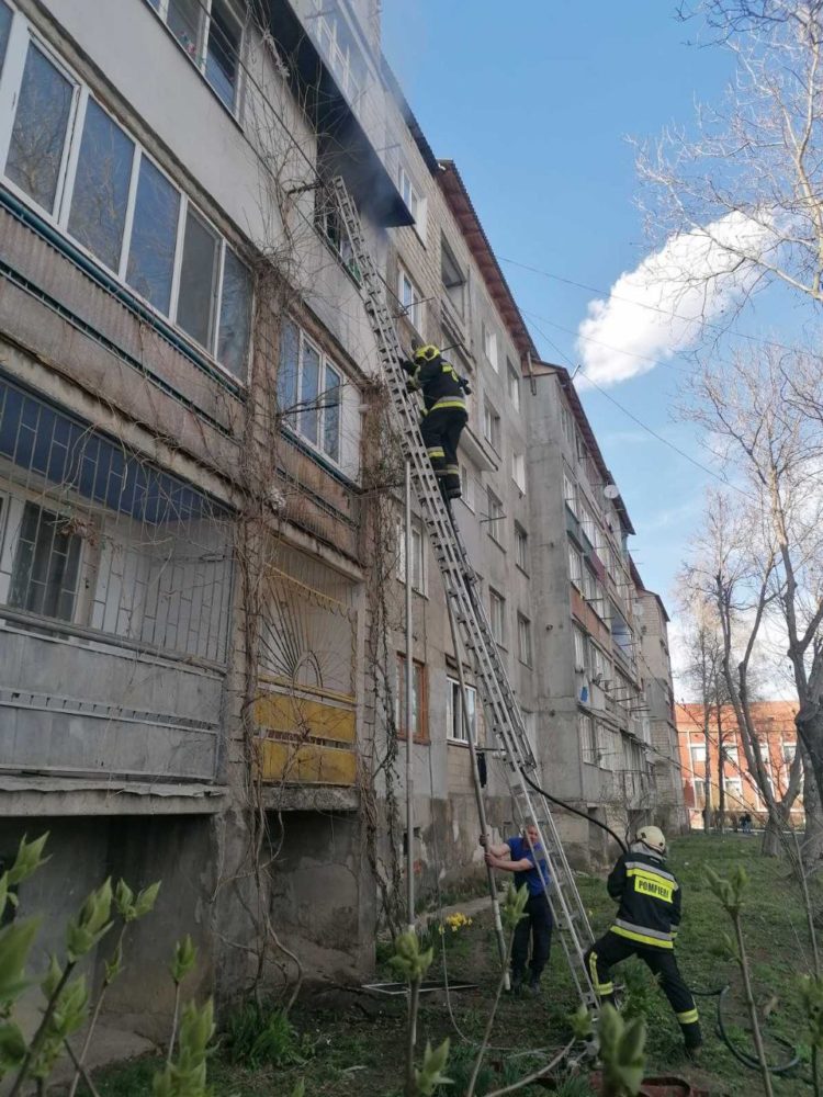 Intervenția pompierilor, la Orhei: Un apartament de la etajul trei a luat foc