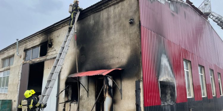 Incendiu la un depozit din capitală: Patru echipaje de pompieri au luptat cu focul | VIDEO