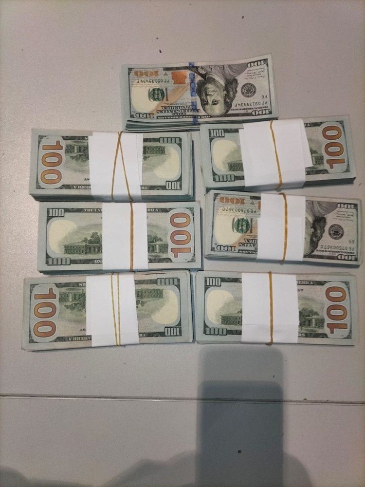 62 900 dolari americani și 32 de bijuterii presupuse a fi din aur, depistate în bagajul unei tinere din Ucraina